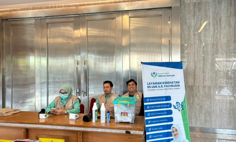 Tim medis RS UMS A.R. Fachrudin berjaga di posko kesehatan dalam rangkaian Hari Jadi ke-68 UMS