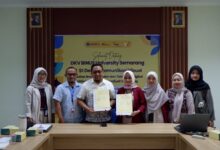 Prodi DKV UNIMUS dan BINUS University menunjukkan berkas kerja sama nota kesepahaman MoU di UNIMUS Semarang.