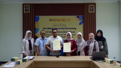 Prodi DKV UNIMUS dan BINUS University menunjukkan berkas kerja sama nota kesepahaman MoU di UNIMUS Semarang.