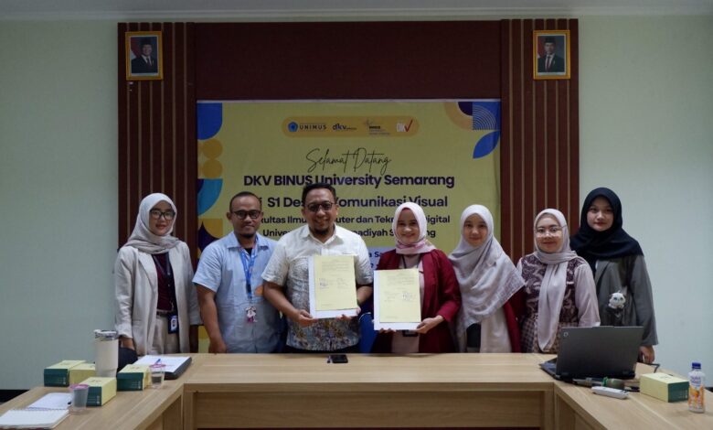 Prodi DKV UNIMUS dan BINUS University menunjukkan berkas kerja sama nota kesepahaman MoU di UNIMUS Semarang.