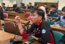 Perwakilan mahasiswa menyampaikan aspirasi dalam forum sarasehan bersama dekanat Fakultas Teknik UMS di Ruang Sidang Kampus Surakarta.