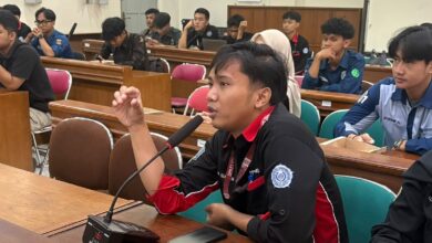 Perwakilan mahasiswa menyampaikan aspirasi dalam forum sarasehan bersama dekanat Fakultas Teknik UMS di Ruang Sidang Kampus Surakarta.