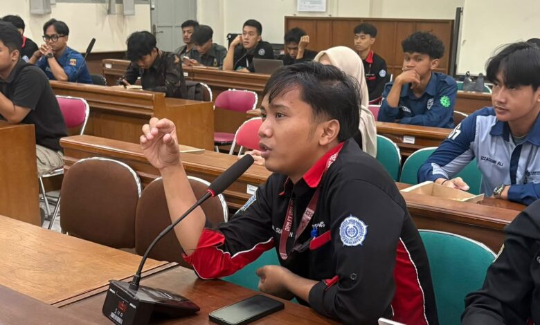 Perwakilan mahasiswa menyampaikan aspirasi dalam forum sarasehan bersama dekanat Fakultas Teknik UMS di Ruang Sidang Kampus Surakarta.