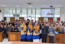 Mahasiswa bersama dosen berfoto bersama dalam kegiatan kuliah umum pendidikan matematika UMS.