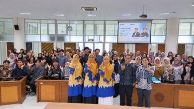 Mahasiswa bersama dosen berfoto bersama dalam kegiatan kuliah umum pendidikan matematika UMS.