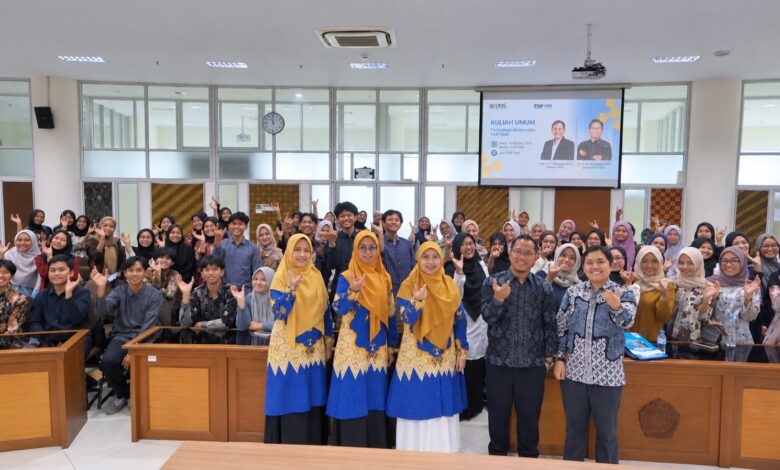 Mahasiswa bersama dosen berfoto bersama dalam kegiatan kuliah umum pendidikan matematika UMS.