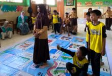 Siswa SD N 2 Carikan antusias mengikuti edukasi kesiapsiagaan banjir menggunakan media permainan ular tangga.