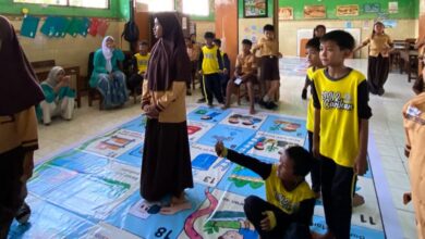 Siswa SD N 2 Carikan antusias mengikuti edukasi kesiapsiagaan banjir menggunakan media permainan ular tangga.