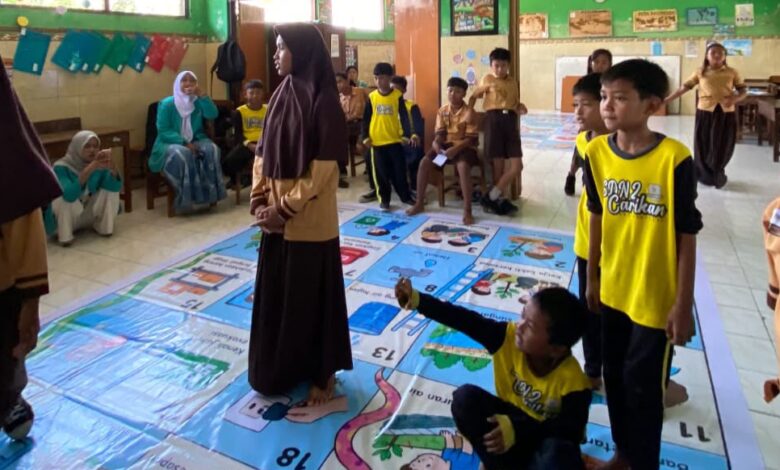 Siswa SD N 2 Carikan antusias mengikuti edukasi kesiapsiagaan banjir menggunakan media permainan ular tangga.