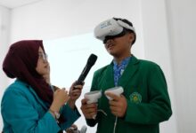 Siswa DIMSA Sragen mencoba perangkat Meta Quest 2 dalam pengenalan teknologi VR PTI UMS.