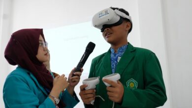 Siswa DIMSA Sragen mencoba perangkat Meta Quest 2 dalam pengenalan teknologi VR PTI UMS.
