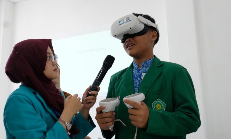 Siswa DIMSA Sragen mencoba perangkat Meta Quest 2 dalam pengenalan teknologi VR PTI UMS.