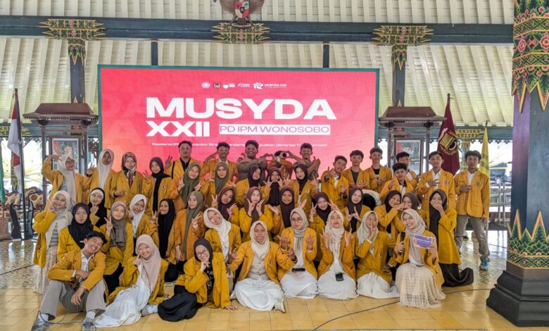 Peserta dan kader berpose bersama dalam acara Musyda XXII PD IPM Wonosobo di Pendopo Kabupaten Wonosobo