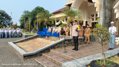 Kapolres Pekalongan AKBP Zamrul Aini saat menjadi pembina apel pagi di halaman SMK Muhamka