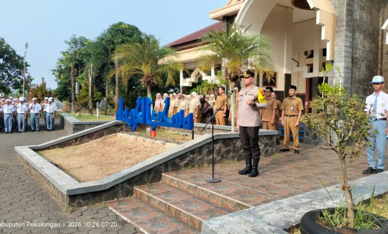 Kapolres Pekalongan AKBP Zamrul Aini saat menjadi pembina apel pagi di halaman SMK Muhamka