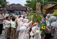 Siswa dan guru SD Muhammadiyah PK Banyudono antusias menempelkan lembar ikrar pada Pohon Komitmen dalam Peringatan Hari Sumpah Pemuda 2026.