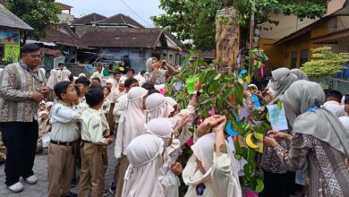 Siswa dan guru SD Muhammadiyah PK Banyudono antusias menempelkan lembar ikrar pada Pohon Komitmen dalam Peringatan Hari Sumpah Pemuda 2026.