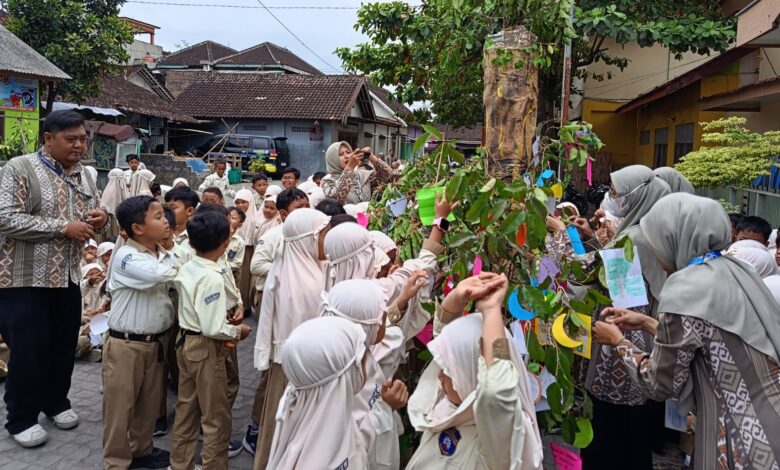 Siswa dan guru SD Muhammadiyah PK Banyudono antusias menempelkan lembar ikrar pada Pohon Komitmen dalam Peringatan Hari Sumpah Pemuda 2026.