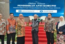 Mantan Ketua KPK Busyro Muqoddas menerima cenderamata dalam Kuliah Umum Pendidikan Antikorupsi di UNIMUGO