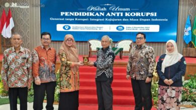 Mantan Ketua KPK Busyro Muqoddas menerima cenderamata dalam Kuliah Umum Pendidikan Antikorupsi di UNIMUGO