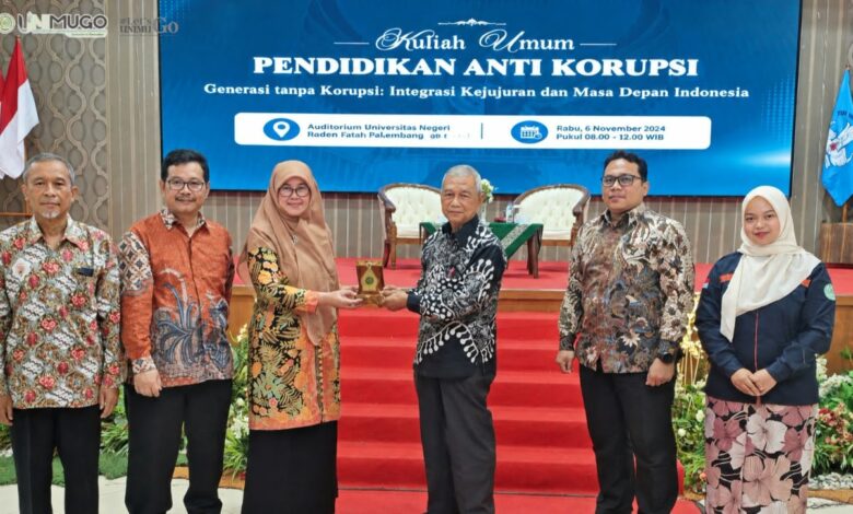 Mantan Ketua KPK Busyro Muqoddas menerima cenderamata dalam Kuliah Umum Pendidikan Antikorupsi di UNIMUGO