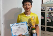 Siswa SMP Mutual Kota Magelang, Muhammad Akhdan Arzaky, menunjukkan piagam dan piala juara ke-3 kejuaraan bulu tangkis.