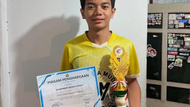 Siswa SMP Mutual Kota Magelang, Muhammad Akhdan Arzaky, menunjukkan piagam dan piala juara ke-3 kejuaraan bulu tangkis.