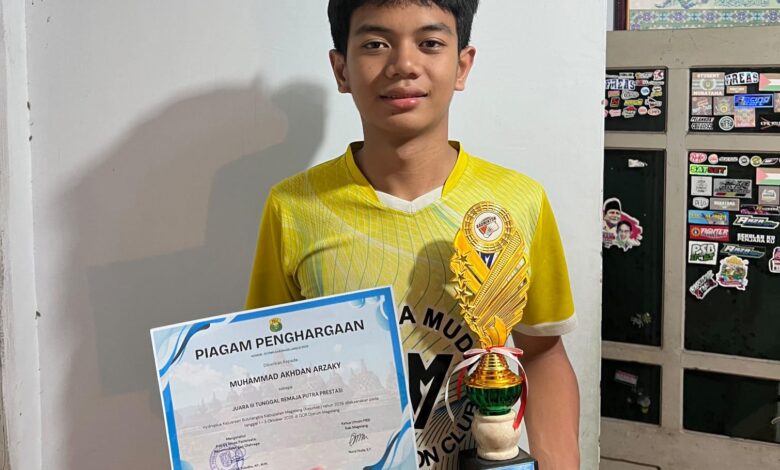 Siswa SMP Mutual Kota Magelang, Muhammad Akhdan Arzaky, menunjukkan piagam dan piala juara ke-3 kejuaraan bulu tangkis.