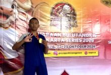 Siswa SMP Muhammadiyah 7 Colomadu Fakhri Pratama memegang medali juara 2 kejuaraan bulu tangkis