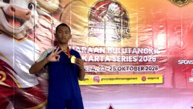 Siswa SMP Muhammadiyah 7 Colomadu Fakhri Pratama memegang medali juara 2 kejuaraan bulu tangkis