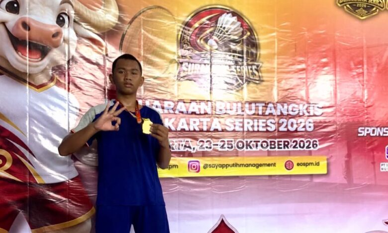 Siswa SMP Muhammadiyah 7 Colomadu Fakhri Pratama memegang medali juara 2 kejuaraan bulu tangkis