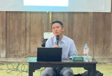 Hamka Al Hakim memberikan materi tentang solusi dilema kuliah vs organisasi menggunakan pendekatan Filosofi Teras bagi mahasiswa PAI UMS.