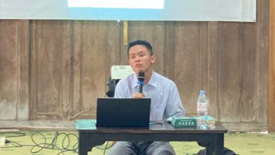 Hamka Al Hakim memberikan materi tentang solusi dilema kuliah vs organisasi menggunakan pendekatan Filosofi Teras bagi mahasiswa PAI UMS.