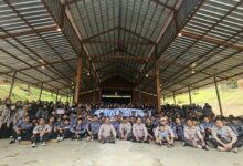 Mahasantri UMP foto bersama saat kegiatan Tadabbur Alam TAMAM di Hutan Pinus Limpakuwus Baturraden