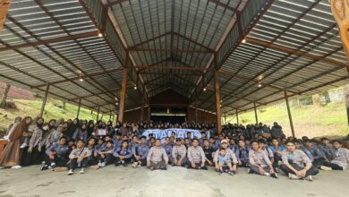 Mahasantri UMP foto bersama saat kegiatan Tadabbur Alam TAMAM di Hutan Pinus Limpakuwus Baturraden