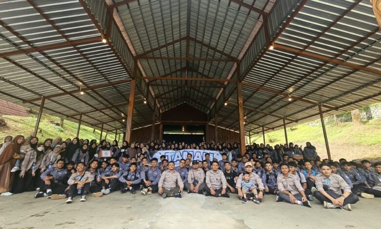 Mahasantri UMP foto bersama saat kegiatan Tadabbur Alam TAMAM di Hutan Pinus Limpakuwus Baturraden