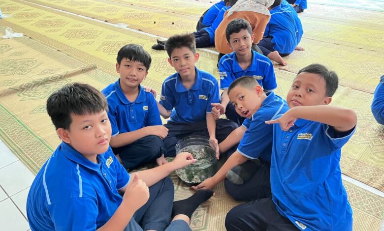 Siswa SD Muhammadiyah PK Solo membuat minipond galon bekas