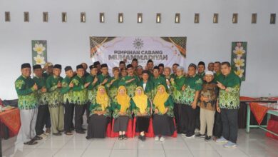 Jajaran Pimpinan Cabang Muhammadiyah PCM Kalinyamatan foto bersama saat rapat pleno dan wisata di Gunung Telomoyo.