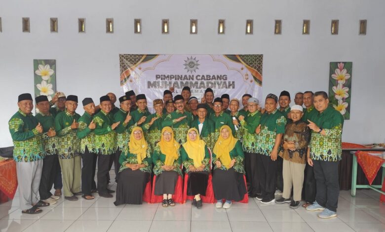 Jajaran Pimpinan Cabang Muhammadiyah PCM Kalinyamatan foto bersama saat rapat pleno dan wisata di Gunung Telomoyo.
