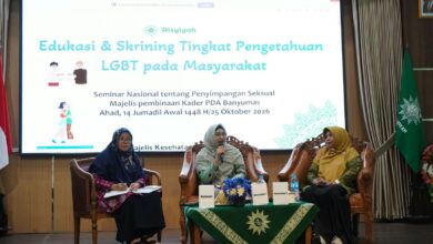Narasumber menyampaikan materi Seminar Penanggulangan Penyimpangan Seksual yang digelar Majelis Pembinaan Kader PDA Banyumas.