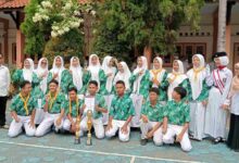 Para siswa berprestasi SMUHI Pekalongan berfoto bersama guru pembina sambil membawa piala dan piagam penghargaan dalam peringatan Sumpah Pemuda 2026.