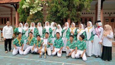 Para siswa berprestasi SMUHI Pekalongan berfoto bersama guru pembina sambil membawa piala dan piagam penghargaan dalam peringatan Sumpah Pemuda 2026.
