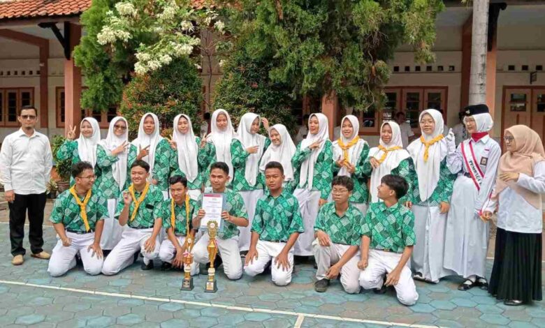 Para siswa berprestasi SMUHI Pekalongan berfoto bersama guru pembina sambil membawa piala dan piagam penghargaan dalam peringatan Sumpah Pemuda 2026.