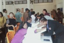 Mahasiswa UNIMUS dan tenaga medis melakukan pemeriksaan kesehatan dan deteksi dini gejala penyakit tidak menular kepada warga di Bandar Lampung.