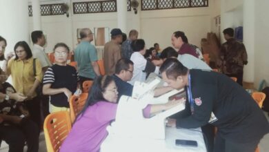 Mahasiswa UNIMUS dan tenaga medis melakukan pemeriksaan kesehatan dan deteksi dini gejala penyakit tidak menular kepada warga di Bandar Lampung.