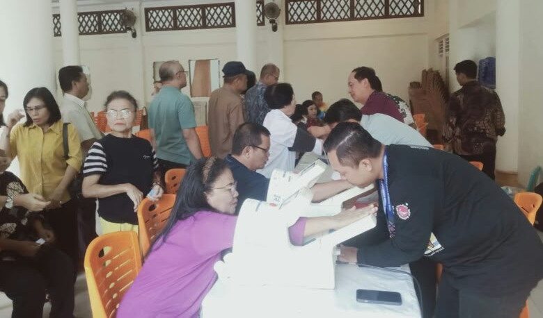 Mahasiswa UNIMUS dan tenaga medis melakukan pemeriksaan kesehatan dan deteksi dini gejala penyakit tidak menular kepada warga di Bandar Lampung.
