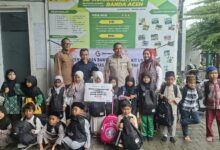 Siswa SD Muhammadiyah 2 Banda Aceh bersama perwakilan PD Muhammadiyah, Lazismu, dan Gramedia saat menerima bantuan perlengkapan sekolah Banda Aceh