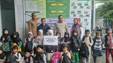 Siswa SD Muhammadiyah 2 Banda Aceh bersama perwakilan PD Muhammadiyah, Lazismu, dan Gramedia saat menerima bantuan perlengkapan sekolah Banda Aceh