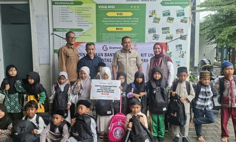 Siswa SD Muhammadiyah 2 Banda Aceh bersama perwakilan PD Muhammadiyah, Lazismu, dan Gramedia saat menerima bantuan perlengkapan sekolah Banda Aceh