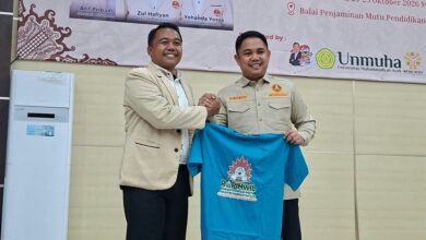 Dzulfikar Ahmad Tawalla bersalaman dan memegang kaus RAPIMWIL bersama Ketua PW Pemuda Muhammadiyah Aceh Zul Hafiyan